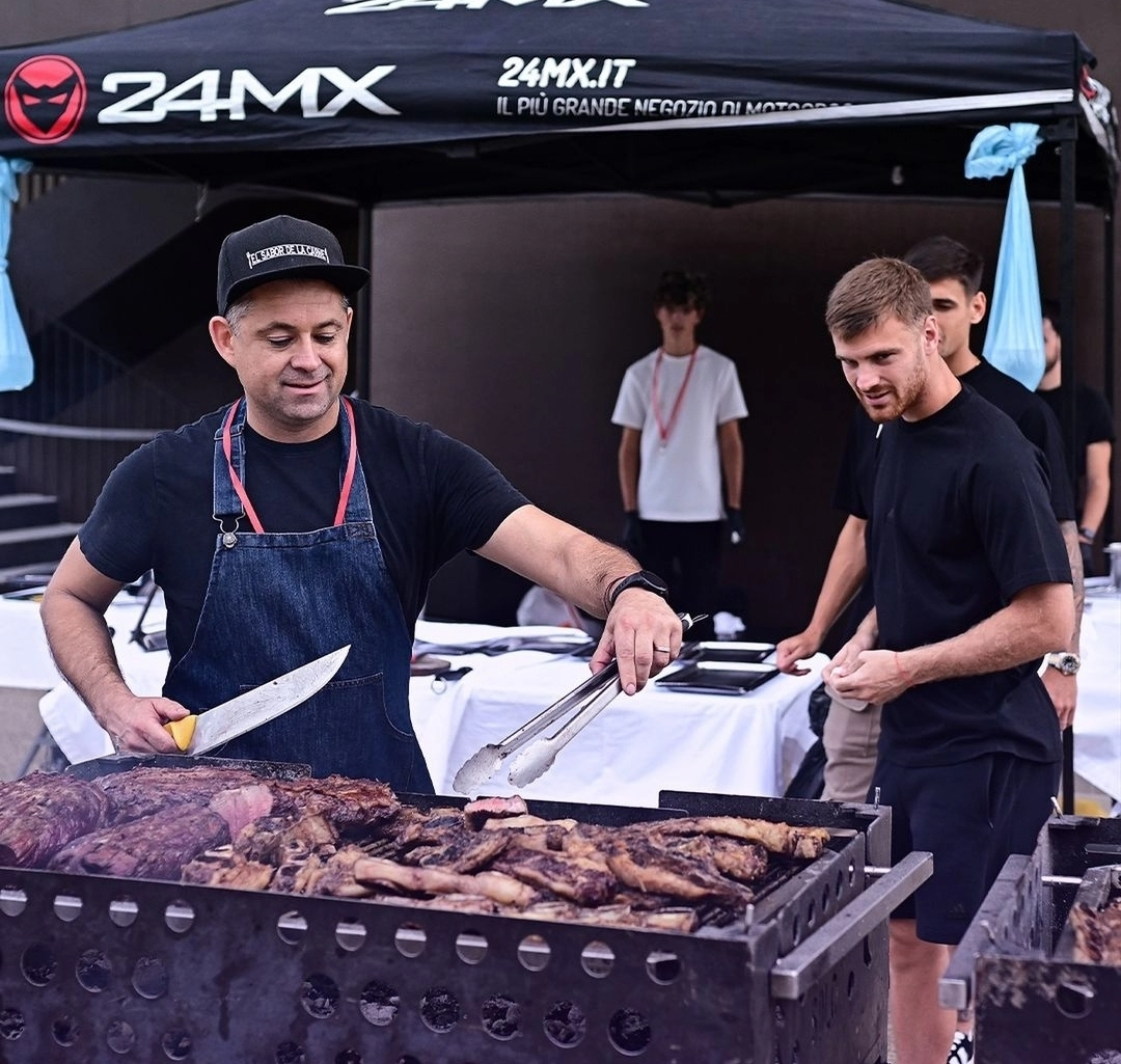 Grigliata al Viola Park, tutta la Fiorentina insieme a pranzo, c'è anche Commisso. Ecco tutte le foto