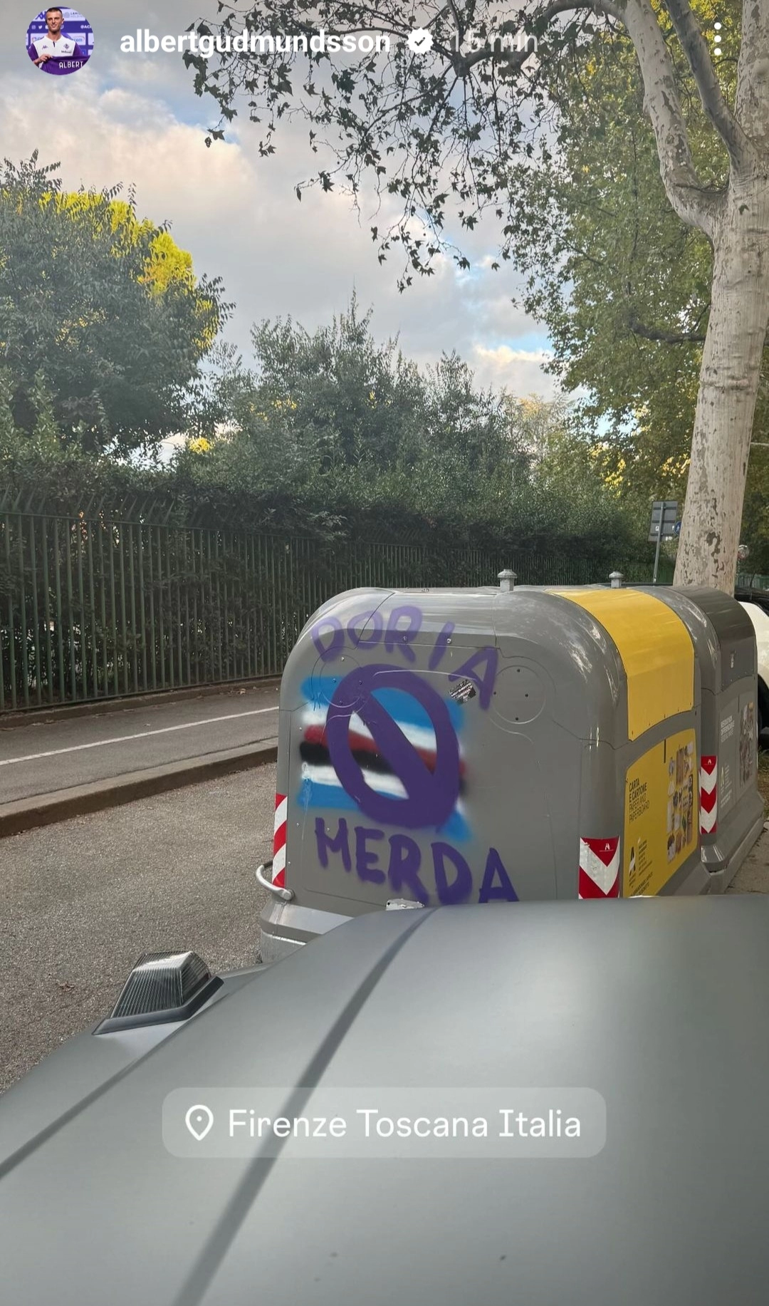 Oggi il derby di Genova, Gudmundsson pubblica una foto di un cassonetto con scritto: "Samp merda"