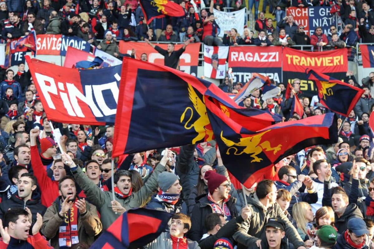 Tifosi del Genoa protestano contro la dirigenza con striscioni in città: "Basta con le menzogne" - 