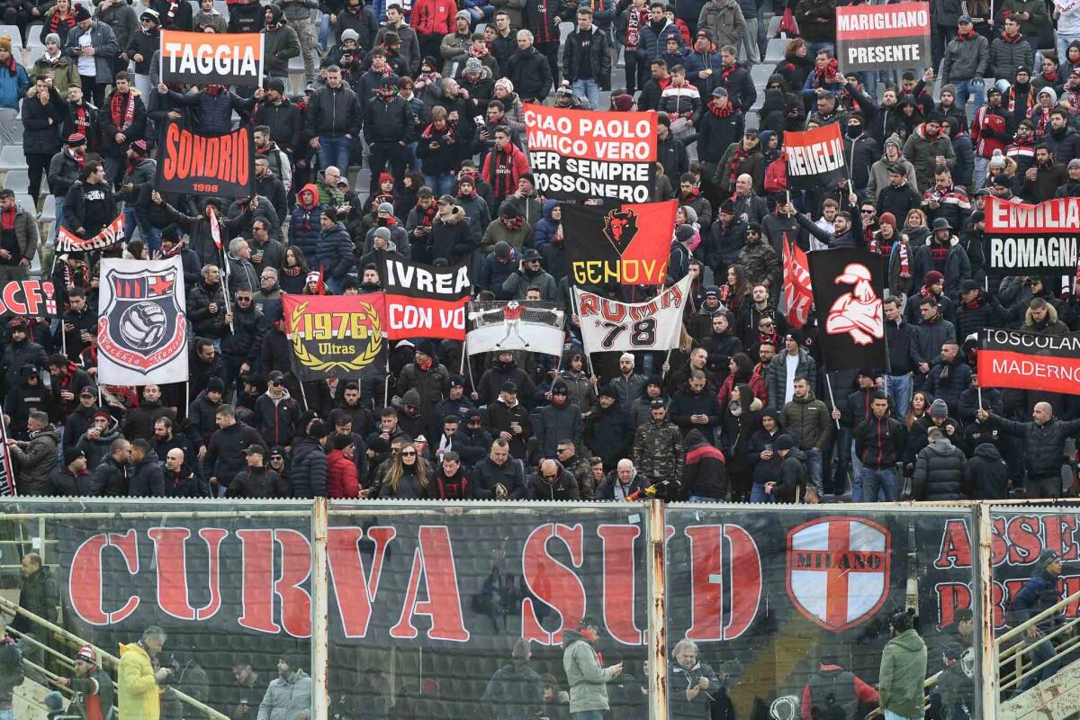 La polizia di Firenze ha sequestrato un autentico arsenale ai tifosi del Milan in trasferta - 