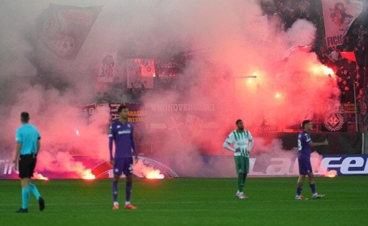 La Fiorentina la ribalta in 8 minuti. Episodio fumogeni, rischio squalifica e sanzioni - 