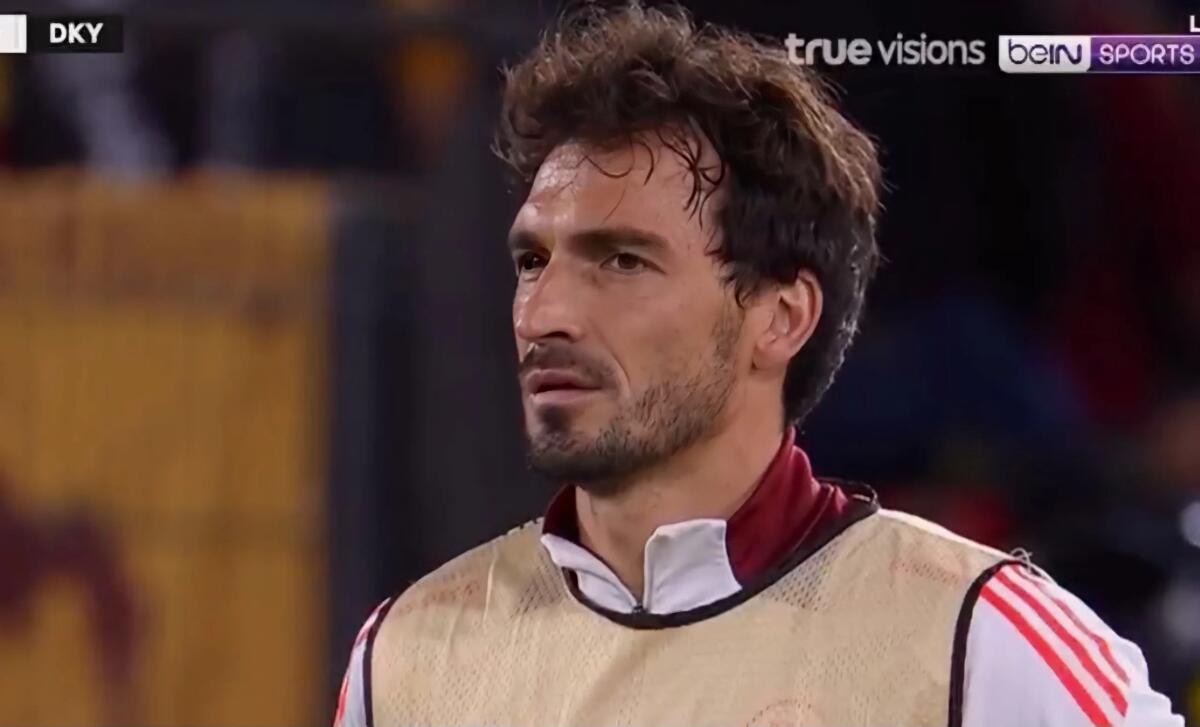 Hummels umiliato, fatto scaldare mezz'ora non entra. Aveva rifiutato la Fiorentina ma con la Roma zero presenze - 