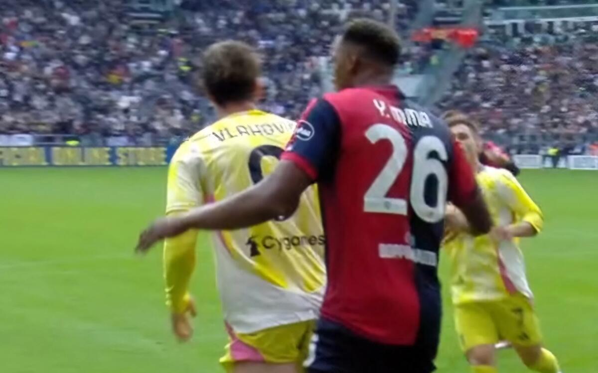 Mina prende in giro Vlahovic per tutta la partita, gli ride in faccia quando sbaglia, gli va addosso - 