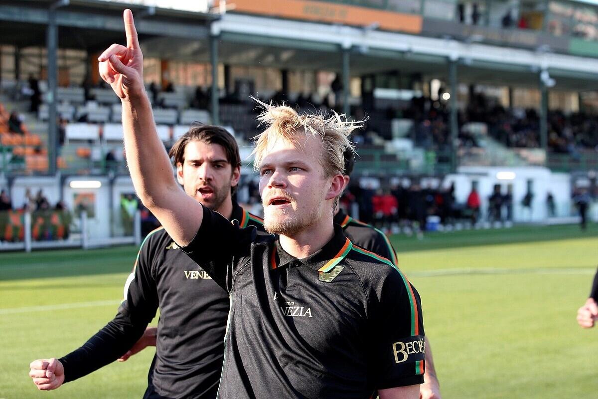 Il Venezia vince in rimonta con l'Udinese e manda all'inferno il Genoa. Prima della Fiorentina sono ultimi - 