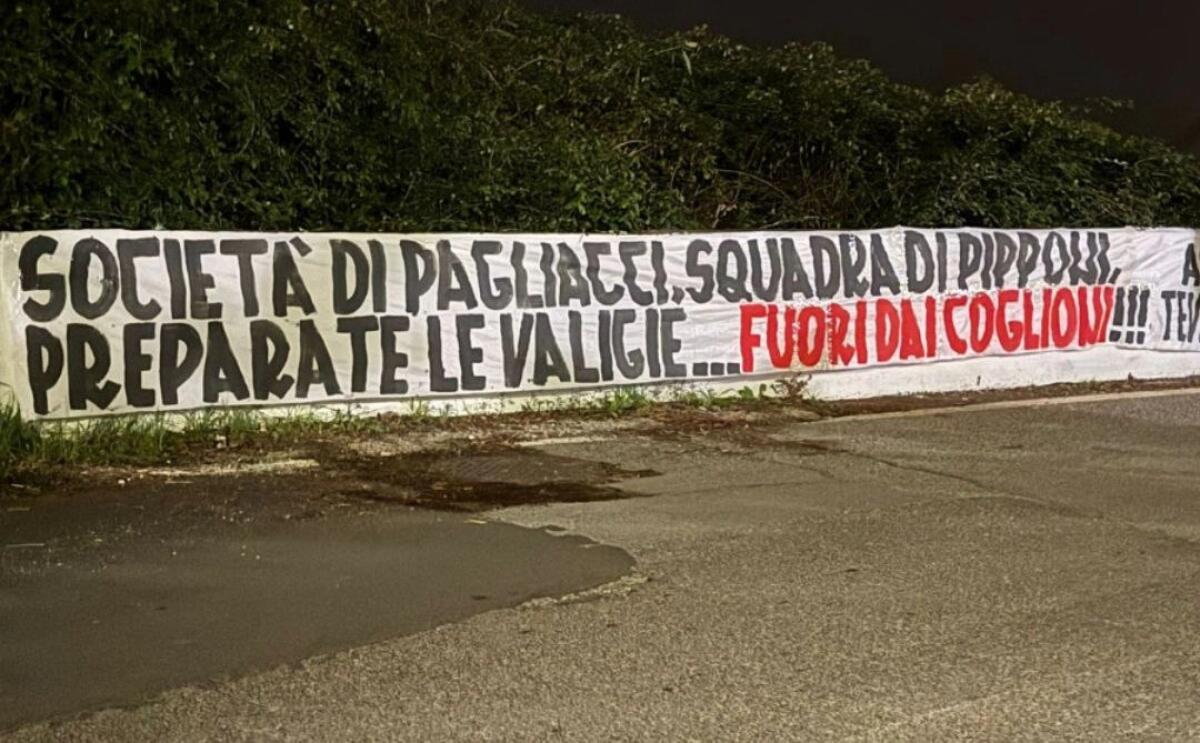 A Trigoria è partita la protesta dopo la sconfitta contro la Fiorentina: "Società di pagliacci, preparate le valigie..." - 