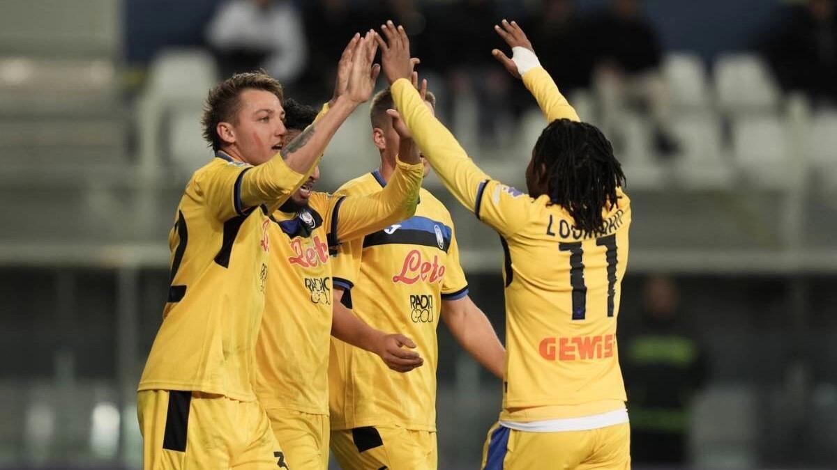 L'Atalanta vince a Parma e si porta momentaneamente in vetta. Fiorentina a Como per restare lassù - 