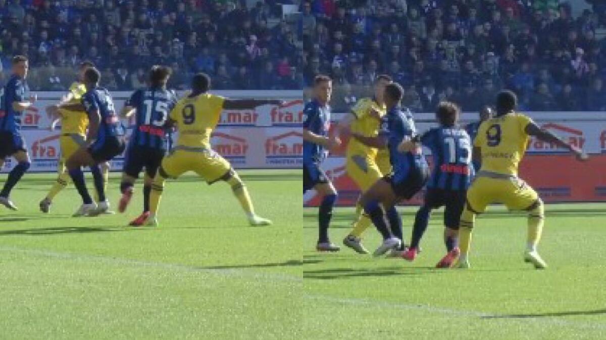Enorme regalo dell'arbitro Di Bello all'Atalanta: annullato un gol regolare all'Udinese. Le immagini - 