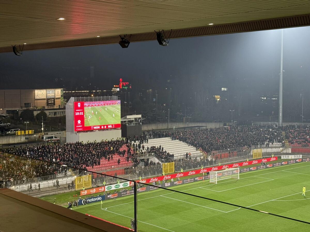Tifosi del Milan abbandonano lo stadio. Il motivo? Non hanno fatto entrare in curva i puniti di Firenze - 