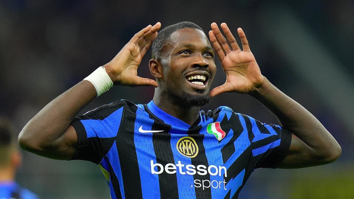 L'Inter domina al Bentegodi e avverte la Fiorentina: manita contro il Verona e vola al 1° posto - 