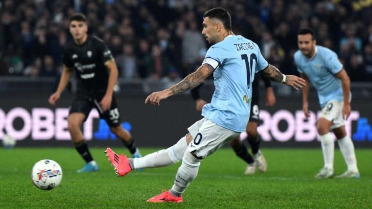 Lazio, vittoria di rigore col Cagliari ed è terza con Atalanta e Fiorentina. I sardi restano in 9, espulso Y.Mina - 