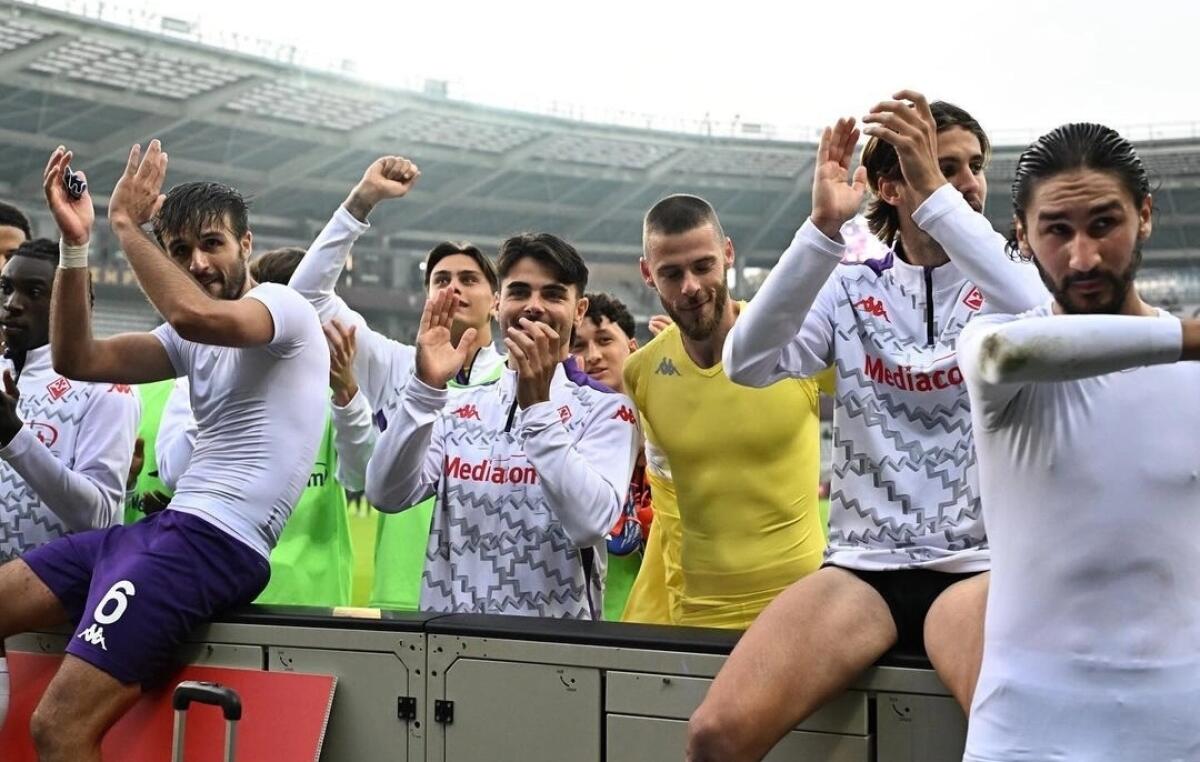 Nazione: “La Fiorentina fa festa e sogna. Canti, balli e tamburi, 10 minuti di sorrisi sotto la curva” - 