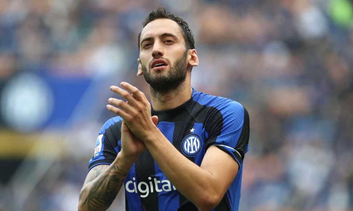 Calhanoglu rischia 3 giornate di squalifica per aver avuto rapporti con il capo della Curva Nord dell'Inter - 