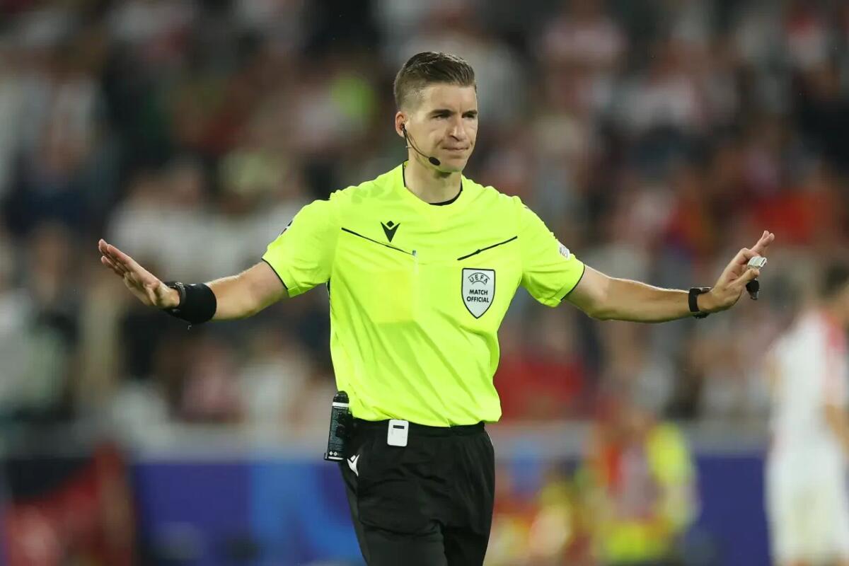 Apoel Nicosia-Fiorentina sarà arbitrata dal Francese Letexier, ha arbitrato la finale dell'Europeo - 