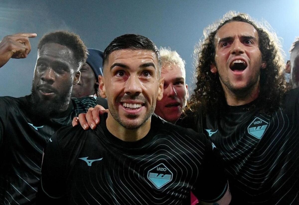 La Lazio vince a Monza e si porta a pari punti con la Fiorentina, tutti al primo posto aspettando Inter-Napoli - 