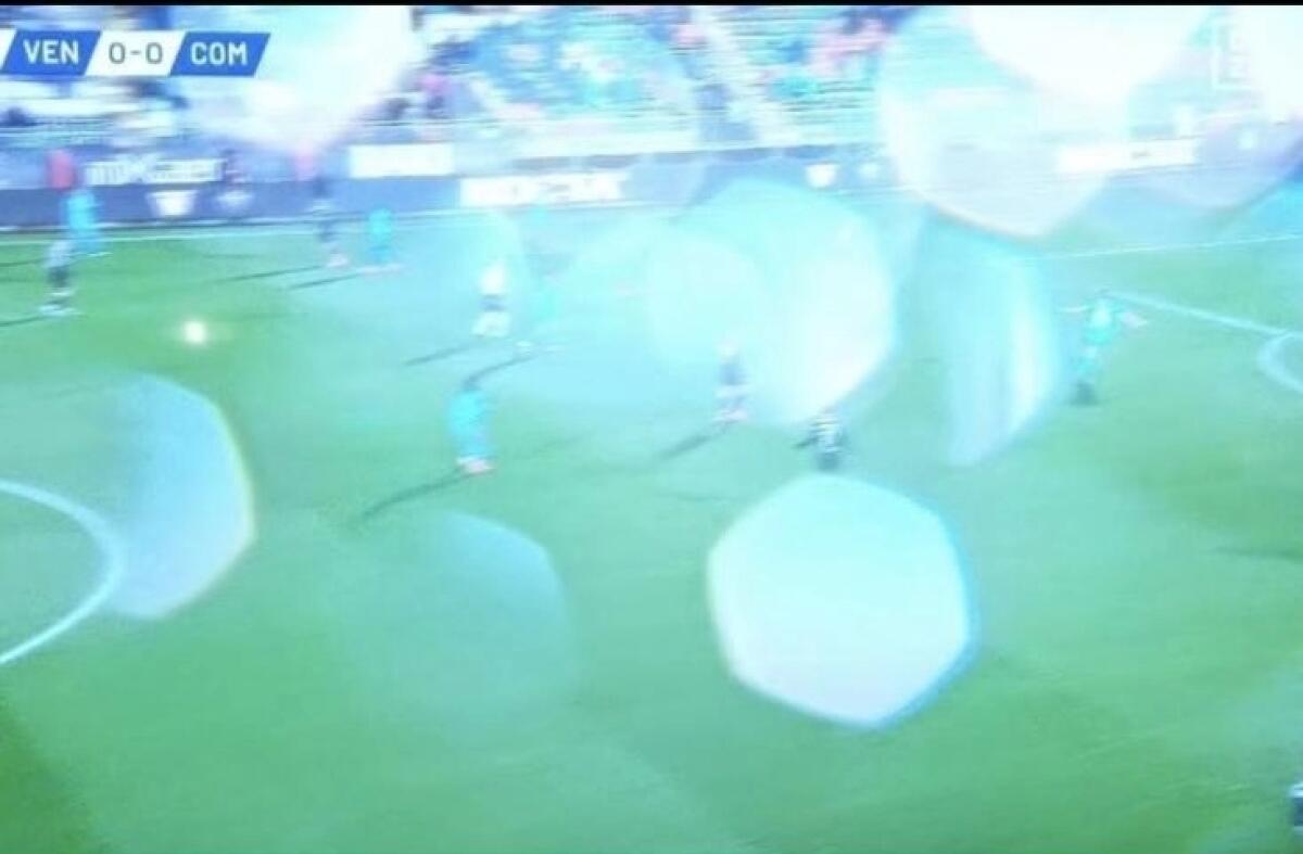 DAZN, che flop Venezia-Como! Visione difficile, immagini sfocate per le gocce d'acqua sulla telecamere - 