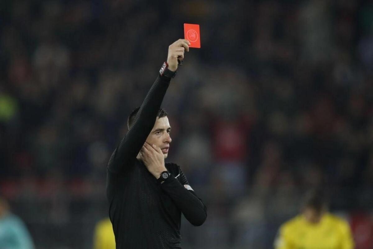 Vitoria-Fiorentina sarà arbitrata dall'Albanese Xhaja, in 8 partite in Europa ha fischiato 5 rigori - 