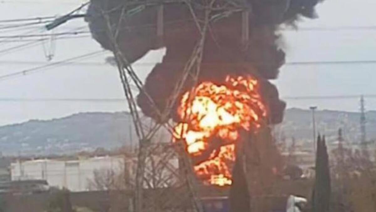 Esplosione in una raffineria a Calenzano, boato e colonna di fumo avvertiti a kilometri di distanza - 