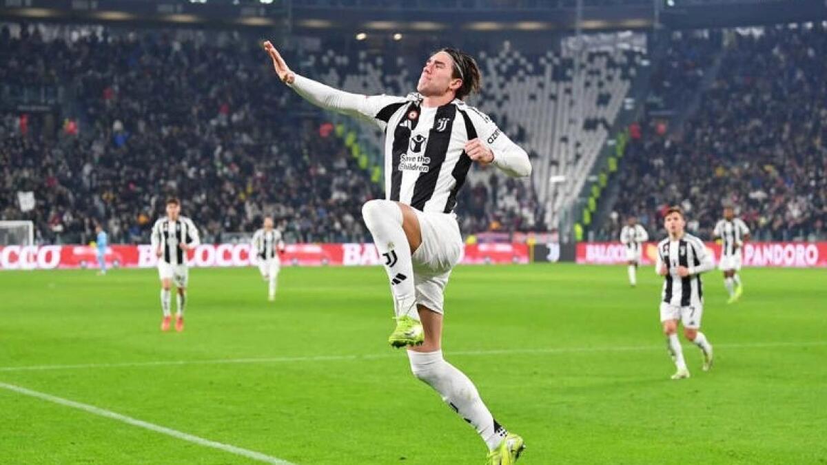 I tifosi della Juve ci ripensano, striscione e cori per Vlahovic che segna e dedica il gol alla curva - 