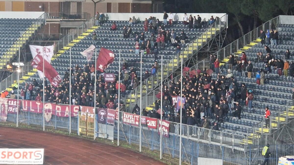 Tifosi della Fiorentina nel settore del Torino a Empoli, i tifosi azzurri stuzzicano: "Viola Viola vaff******" - 