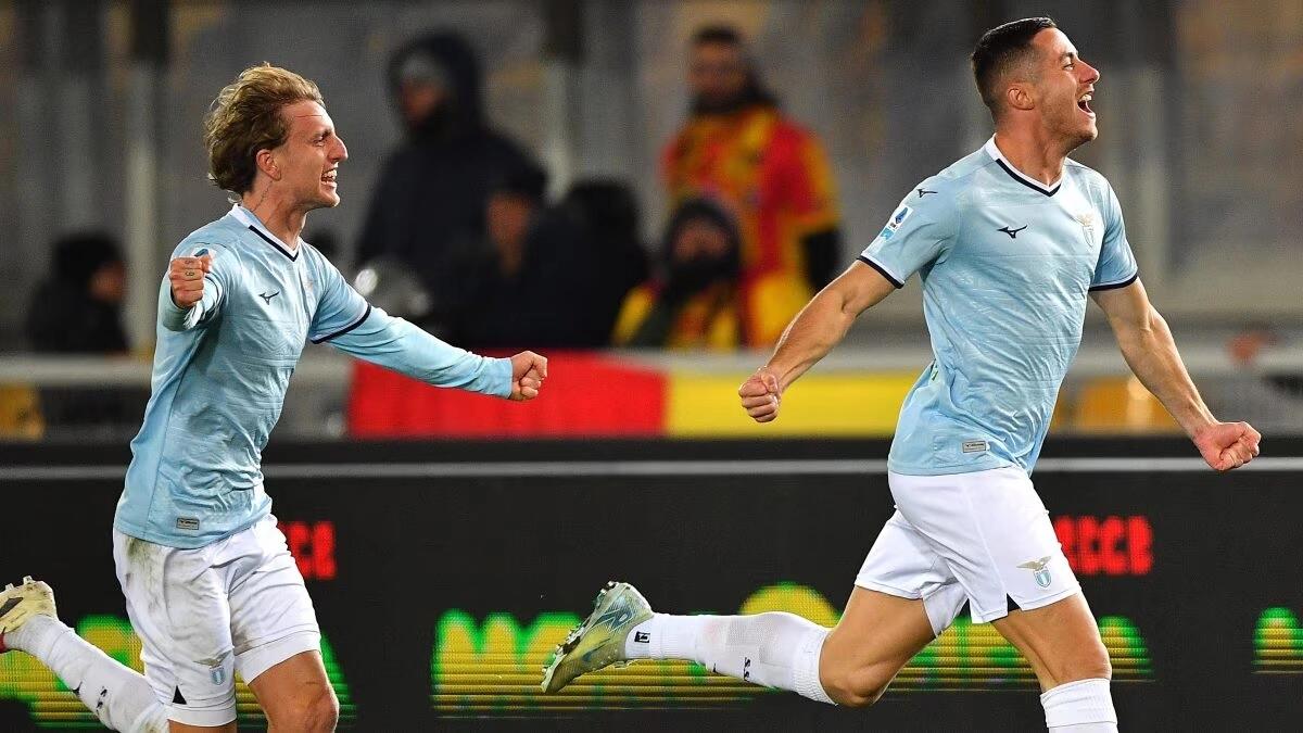 A Lecce la Lazio pesca il jolly nel finale, sopravanza la Fiorentina e riagguanta il terzo posto - 