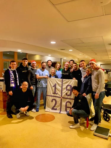 I ragazzi della Curva Fiesole hanno portato doni ai bambini ricoverati all'ospedale pediatrico Meyer