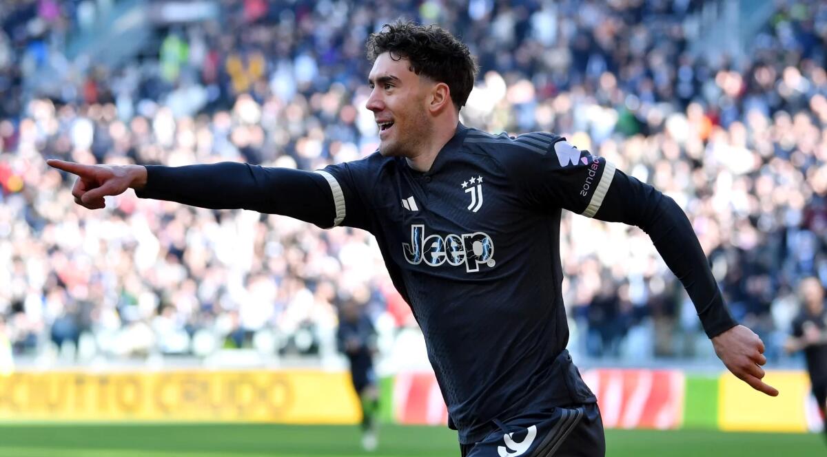 TMW: "Vlahovic è un separato in casa, cessione certa in estate al PSG o in Premier" - 