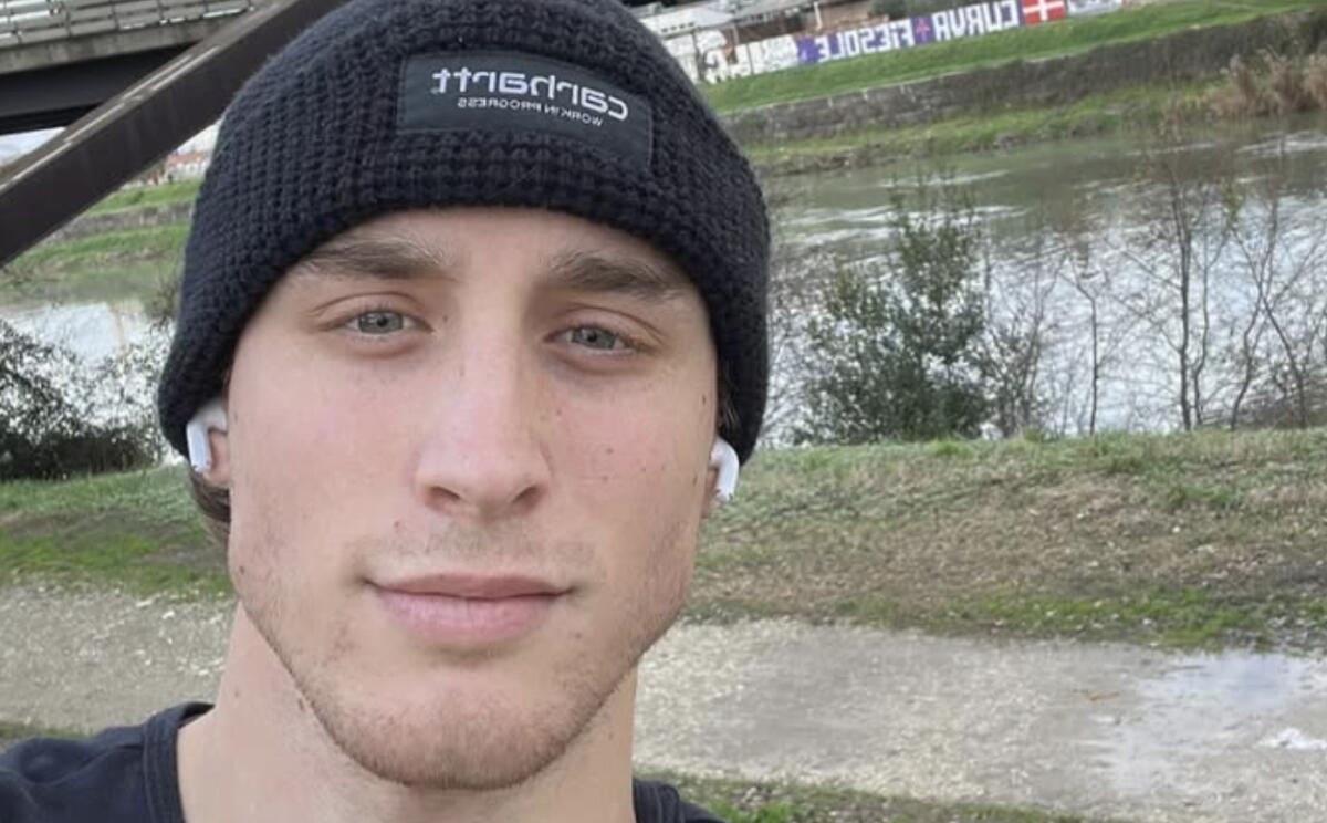 Bove torna a correre: selfie dell'allenamento individuale. E sullo sfondo c'è lo striscione della Fiesole - 