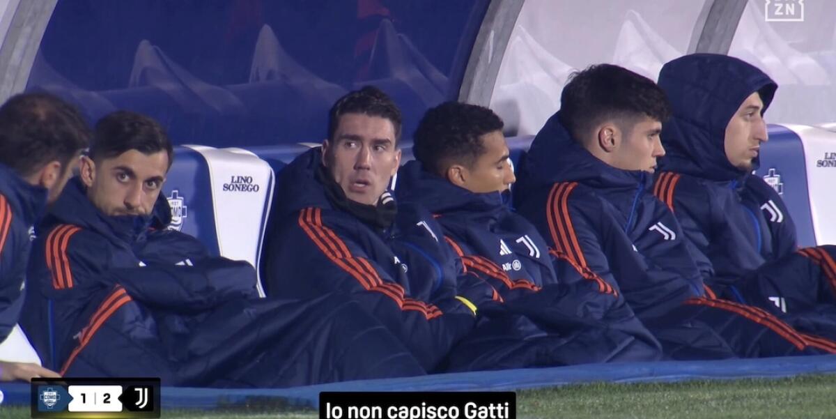 Vlahovic in panchina per 90 minuti, beccato dalle telecamere a criticare i compagni che giocano - 