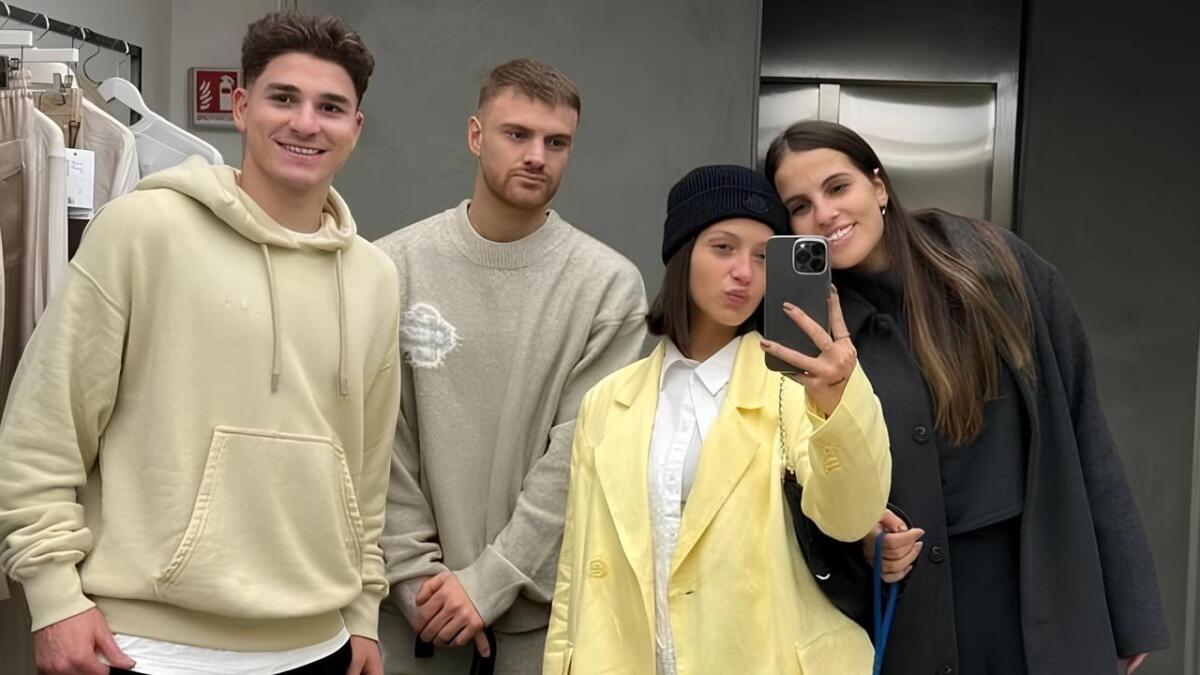 Julian Alvarez a Firenze, ma solo per una passeggiata in città con l'amico Lucas Beltrán - 