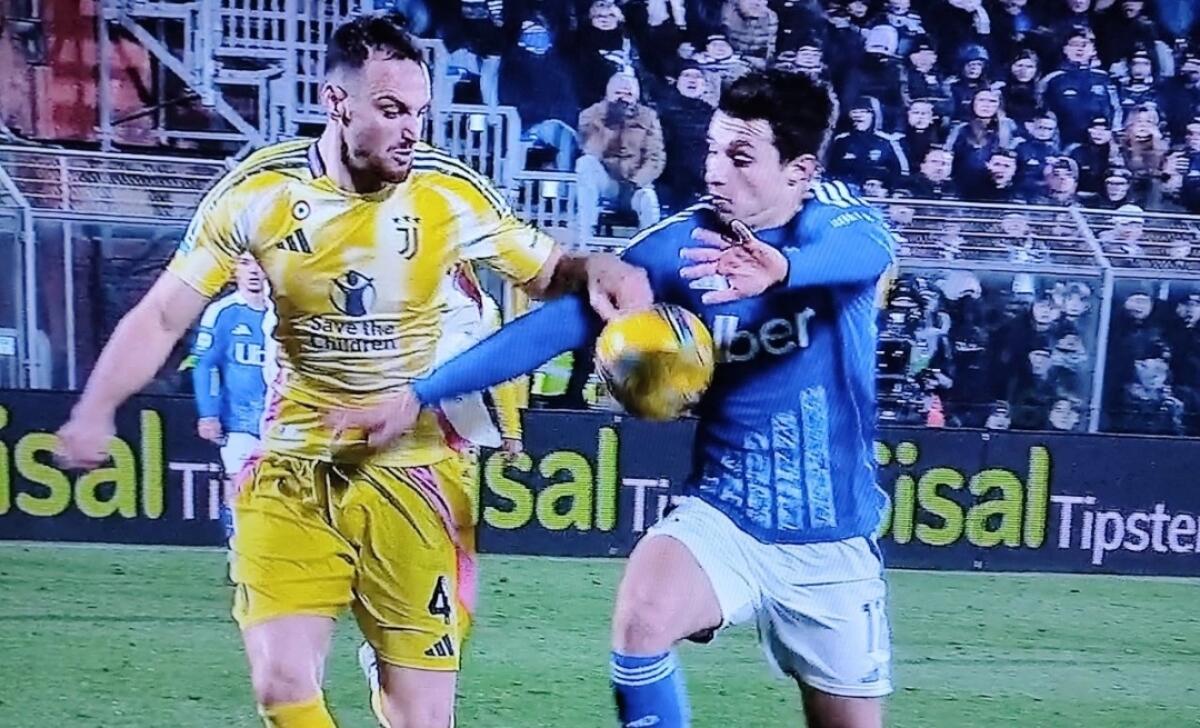 Grosso favore arbitrale alla Juventus in chiave Champions: tocco di mano di Gatti, niente rigore - 