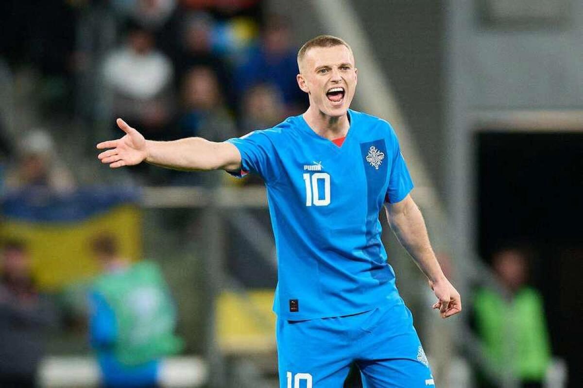 Gudmundsson in campo 90 minuti nella sconfitta dell'Islanda, ha fatto assist al primo pallone toccato - 