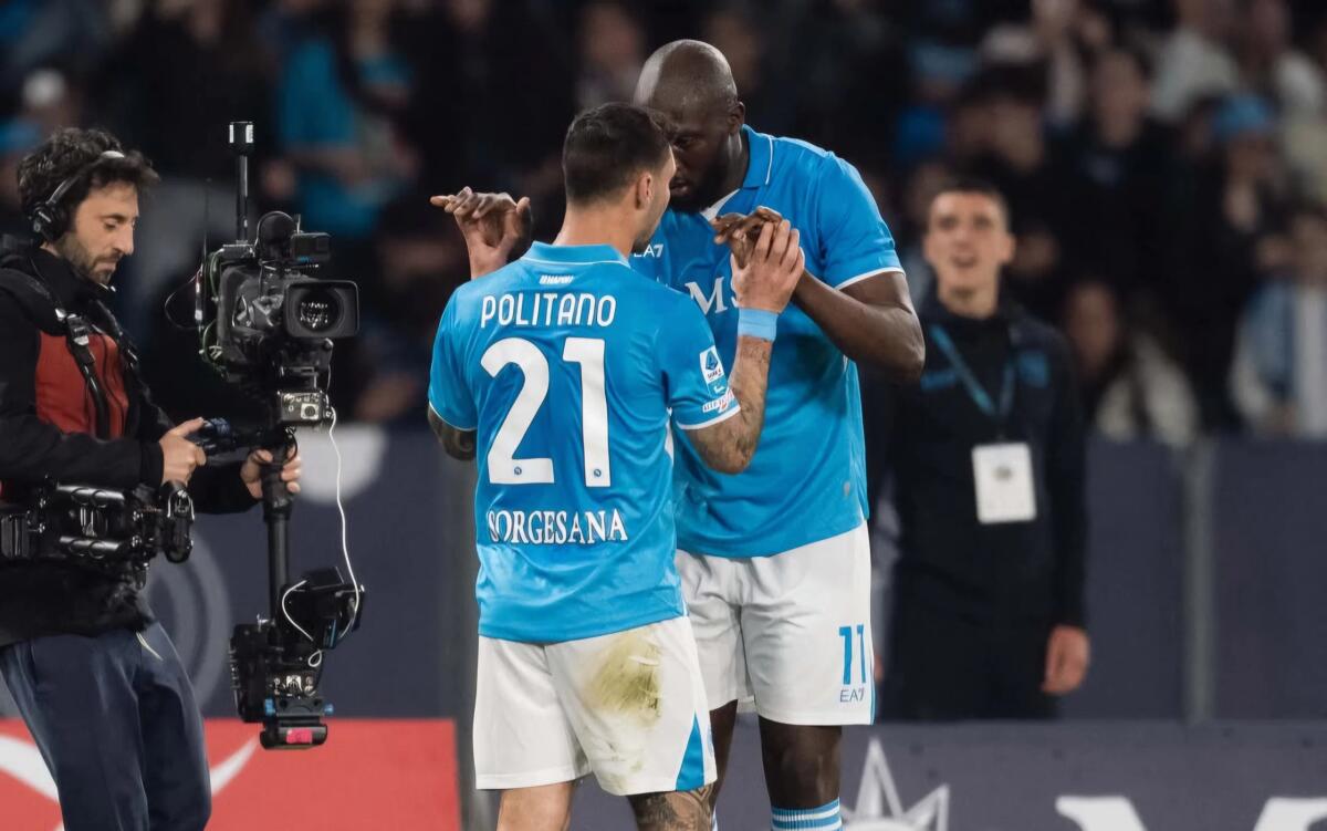 Il Napoli vince e fa un favore alla Fiorentina. Adesso il Milan è dietro 4 punti in classifica. Il racconto della gara - 