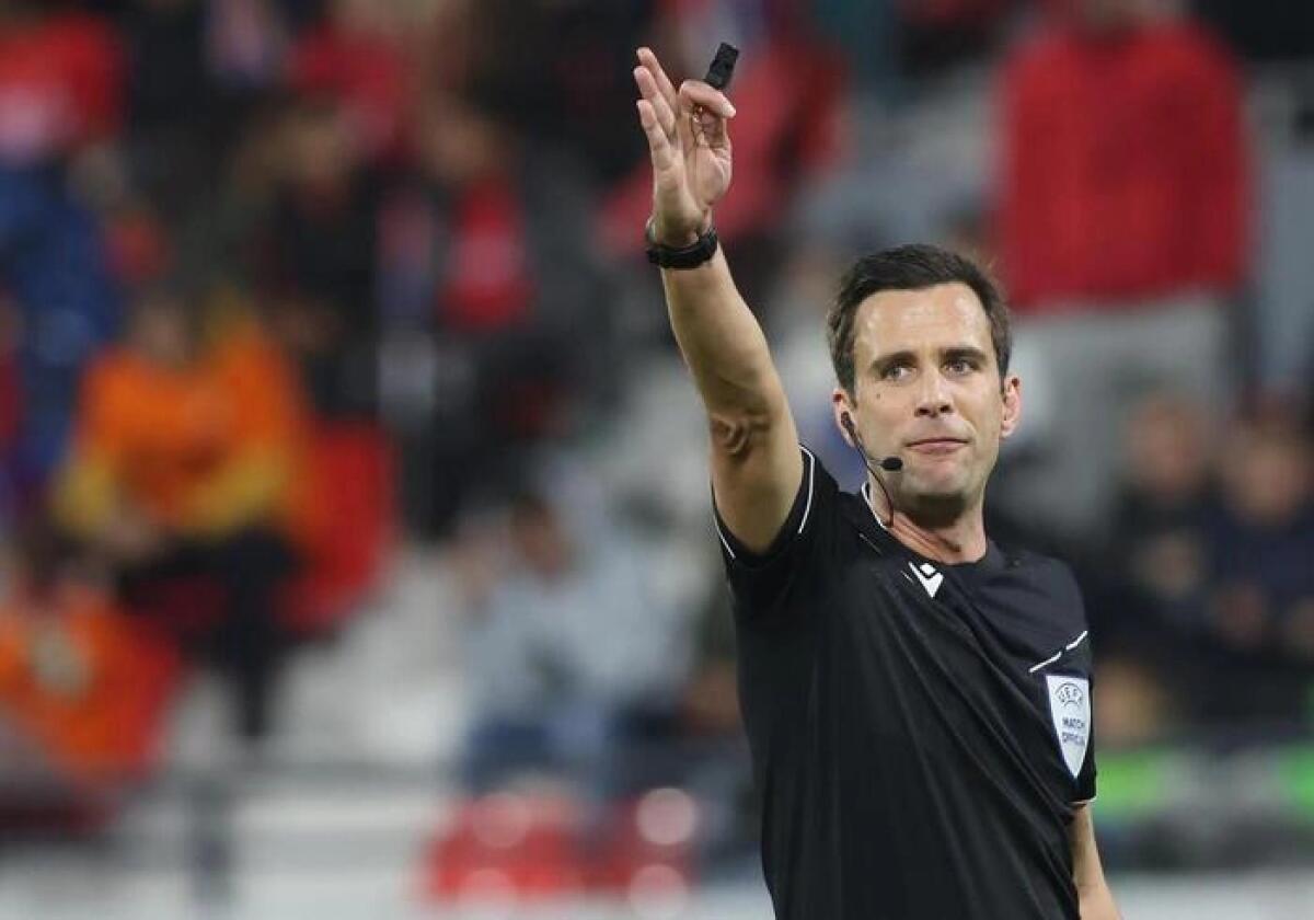 Panathinaikos-Fiorentina sarà arbitrata dal belga Lambrechts, alla sesta presenza stagionale in Europa - 