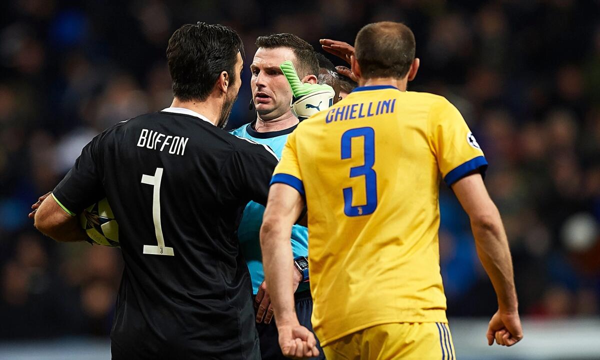 Betis-Fiorentina sarà arbitrata da Oliver, è l'arbitro del bidone della spazzatura di Buffon - 
