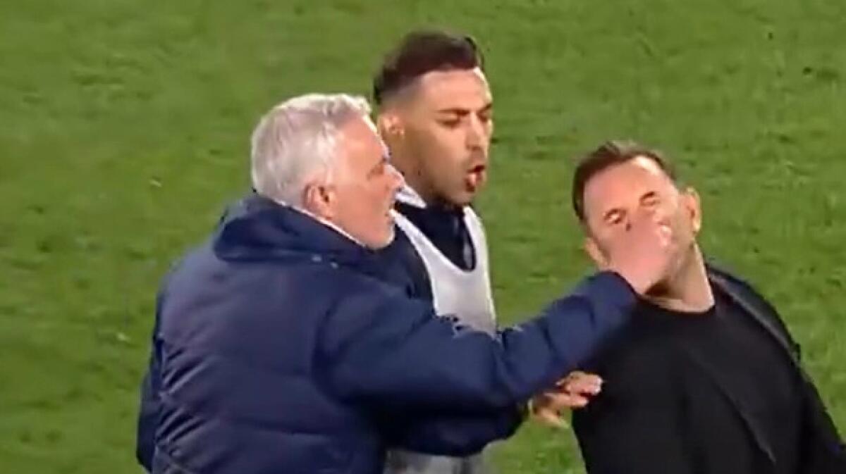 Incredibile post derby a Istanbul, nella rissa finale Mourinho insegue Buruk e lo aggredisce - 