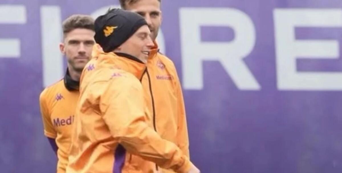 Allenamento al Viola Park con una buona notizia per il rush finale: si rivede Gosens in gruppo - 