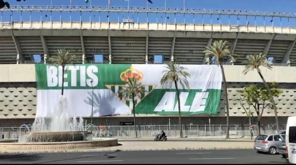 Il Villamarin è già pronto per Betis-Fiorentina, appare un maxi-striscione fuori dallo stadio - 