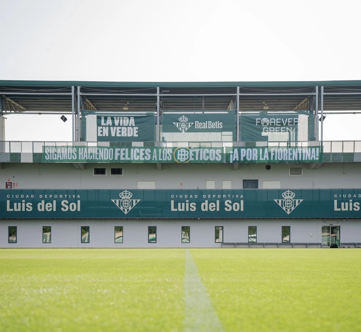 Il Betis ieri ha battuto 5-1 il Valladolid. Al centro sportivo appare uno striscione per la Fiorentina