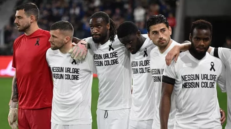 Il Lecce inchioda la Lega, con l'Atalanta senza stemmi né colori: "La partita dei valori calpestati"