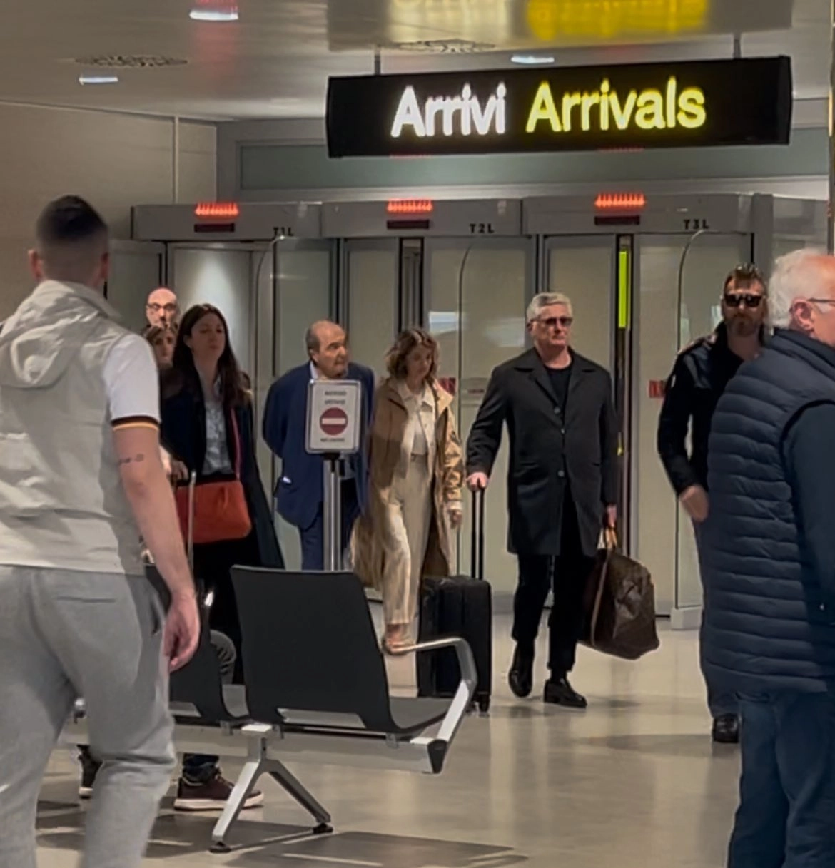 Commisso e i dirigenti sono tornati a Firenze, squadra a Cagliari: "Papa Francesco persona straordinaria"