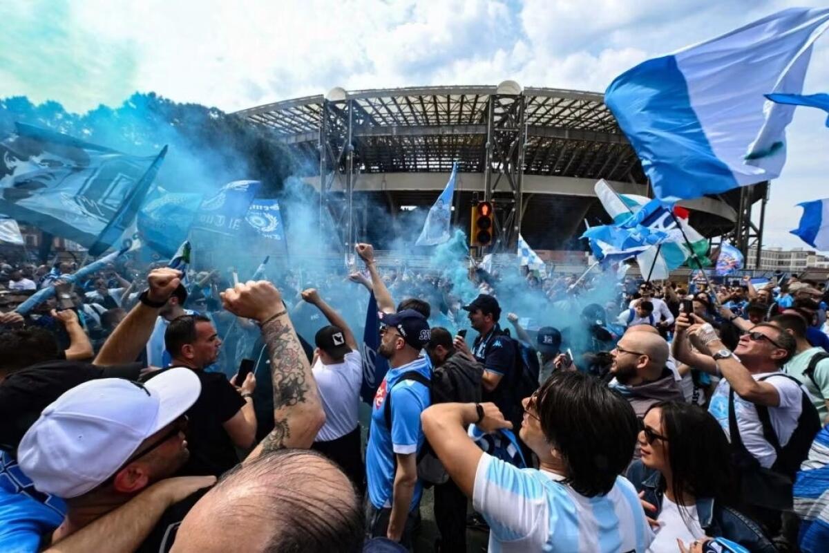 1 morto, 120 feriti, 10 rapine, furti d'auto ed evasioni. La festa scudetto del Napoli è da bollino rosso - 