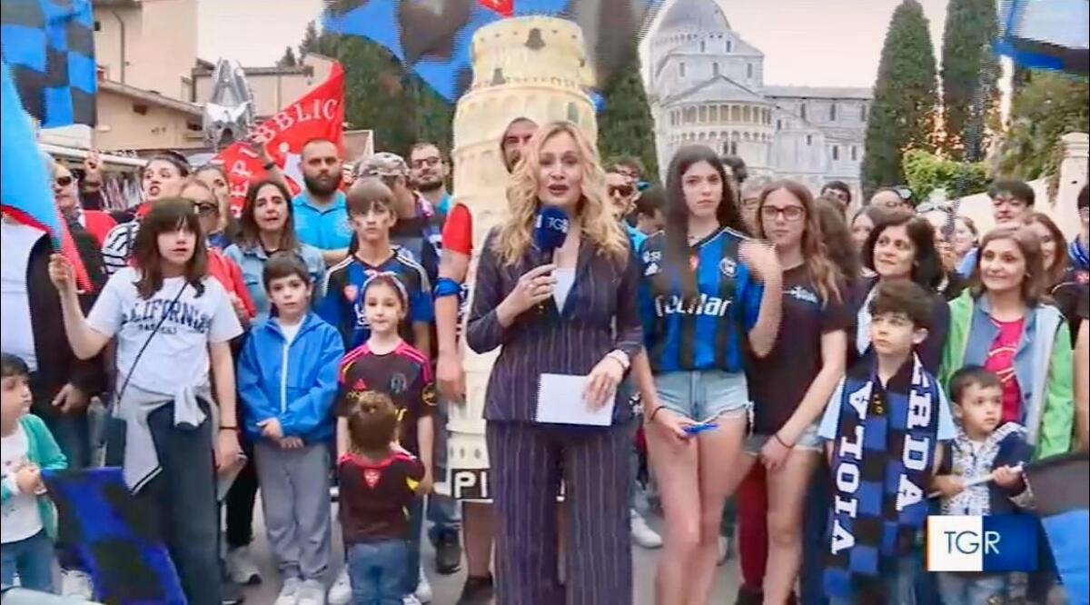 Pisa in Serie A, festa col veleno: in diretta TV spunta la sciarpa “Viola m***a” - 