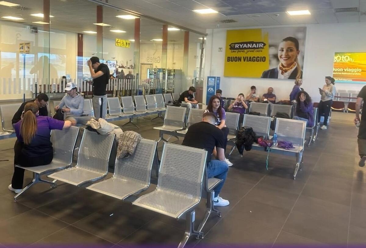 Tifosi della Fiorentina bloccati in aeroporto per guasto all'aereo. Partenza rinviata e lunghi disagi - 