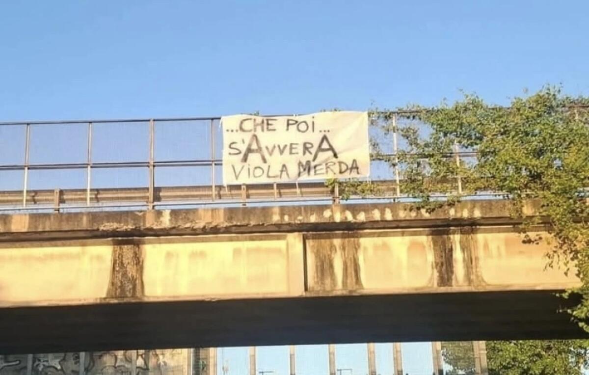 Striscione contro la Fiorentina dei tifosi del Pisa in Fi-Pi-Li: "Che poi si AvverA, viola mer**" - 