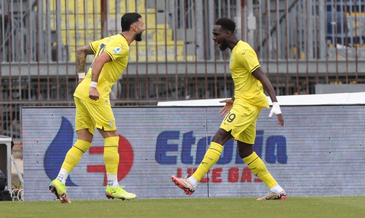 La Lazio vince ad Empoli di misura tra le polemiche e vola a +4 sulla Fiorentina attesa all'Olimpico - 