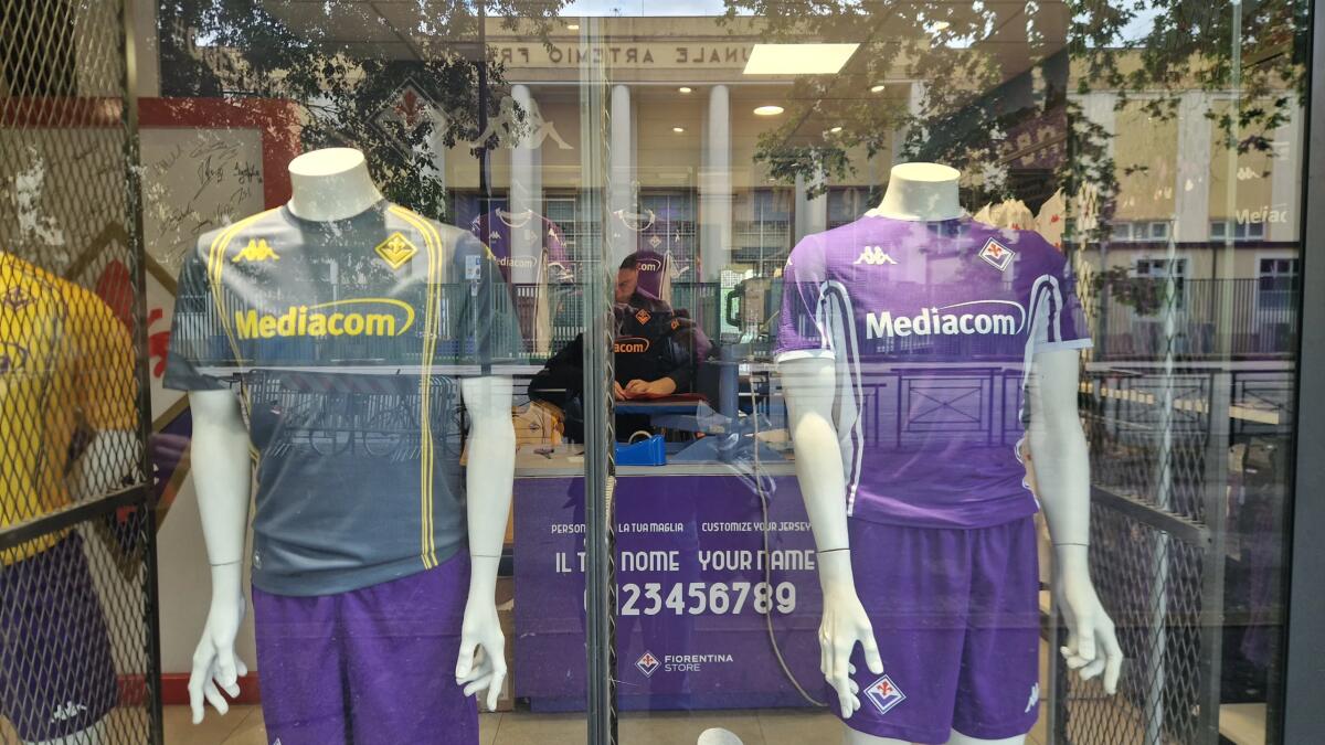 La nuova maglia e la divisa del portiere in vendita allo store dello stadio prima di Fiorentina-Bologna - 