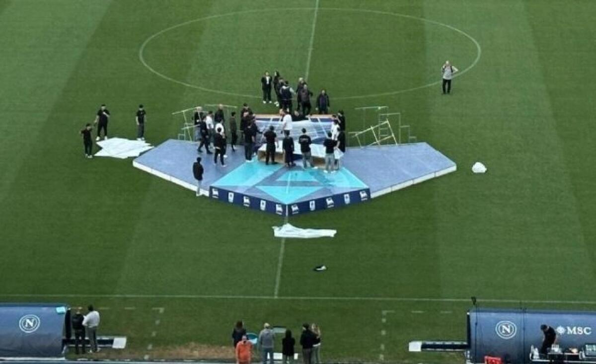 Napoli, addio scaramanzia: allo stadio pronto il palco scudetto, dal Comune 500 mila euro per la festa - 