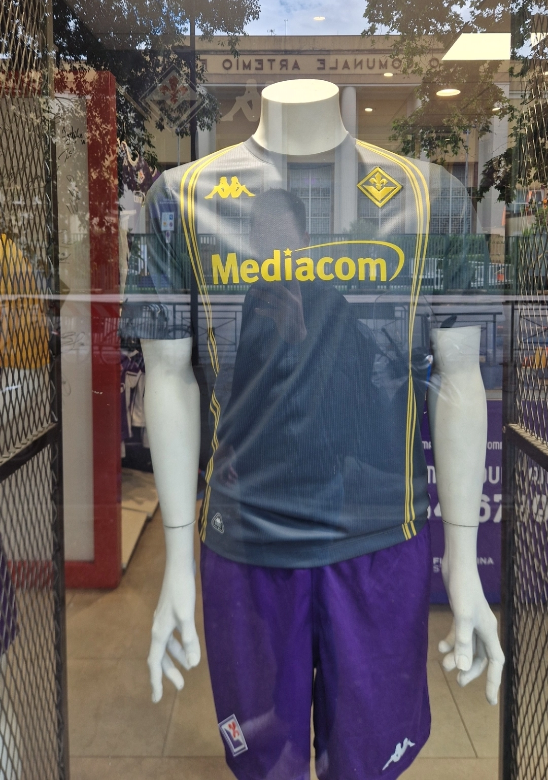 La nuova maglia e la divisa del portiere in vendita allo store dello stadio prima di Fiorentina-Bologna