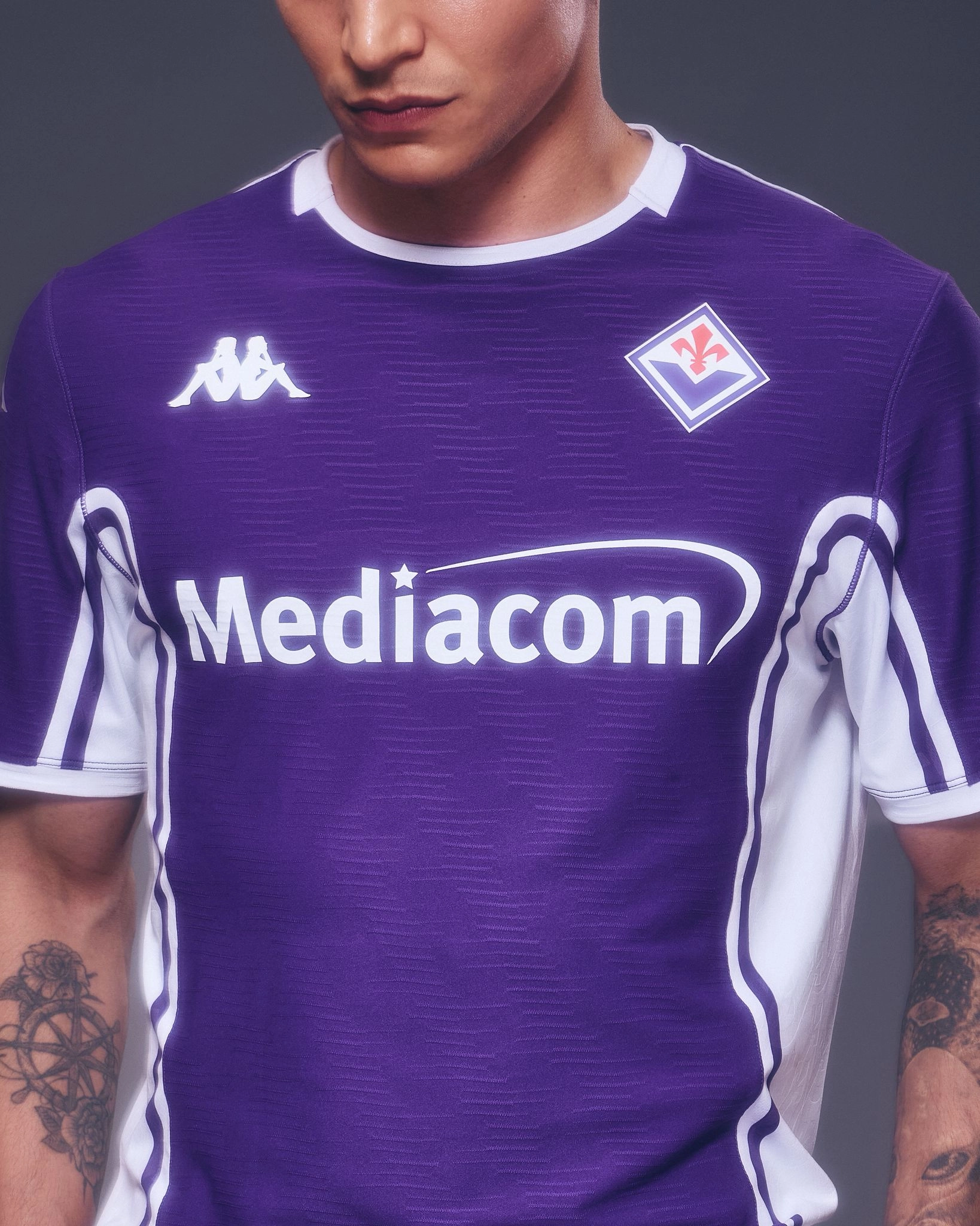 La nuova maglia della Fiorentina per la stagione 2025/2026. Esordio domani contro il Bologna