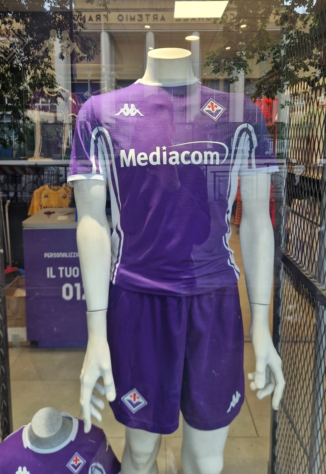 La nuova maglia e la divisa del portiere in vendita allo store dello stadio prima di Fiorentina-Bologna